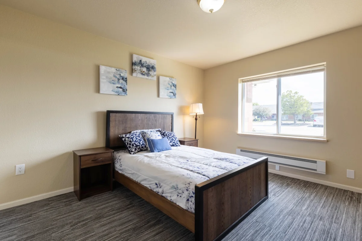 https://www.jaybirdseniorliving35.net/wp-content/uploads/2023/12/Courtyard_Estates_at_Hawthorne_Crossing_06_1200.webp