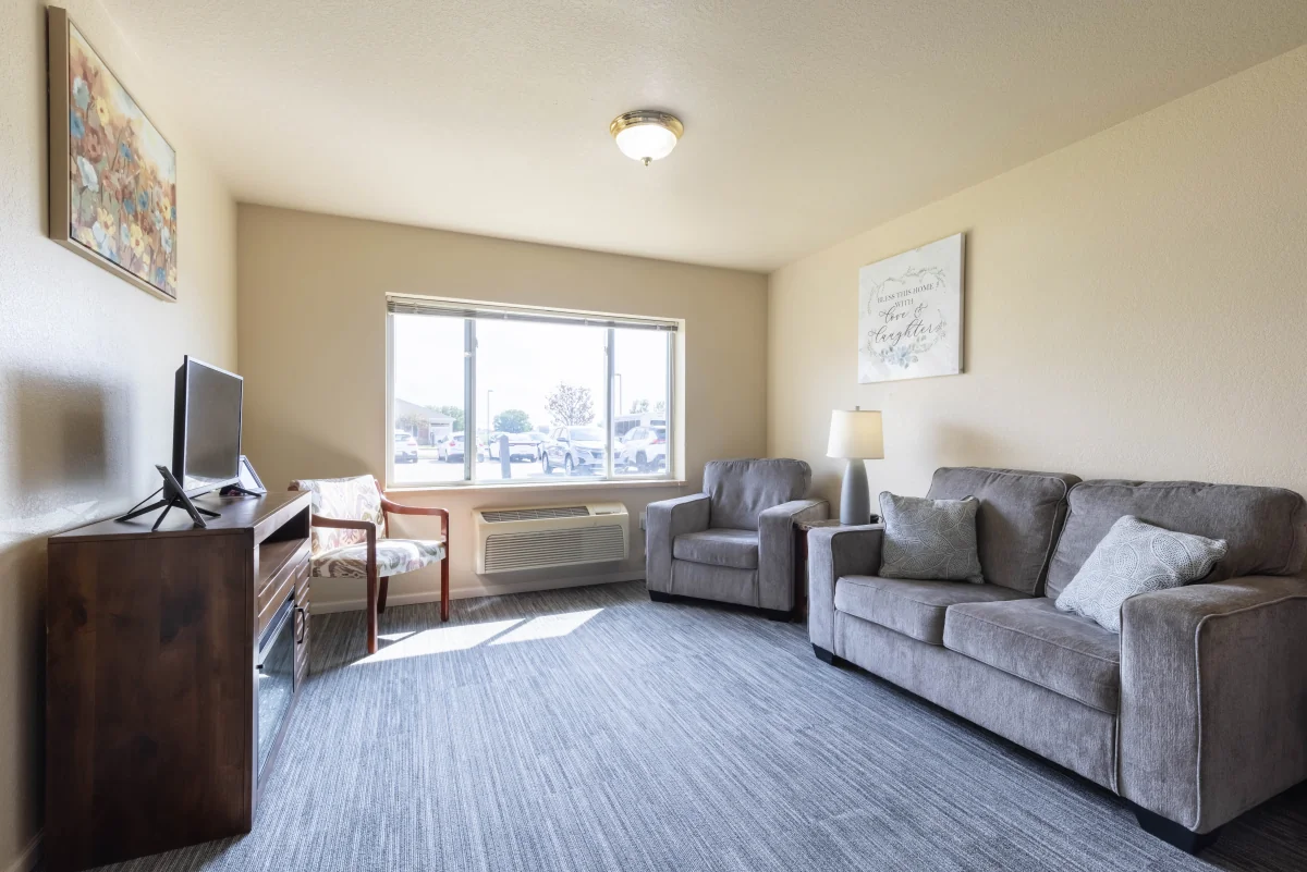 https://www.jaybirdseniorliving35.net/wp-content/uploads/2023/12/Courtyard_Estates_at_Hawthorne_Crossing_10_1200.webp