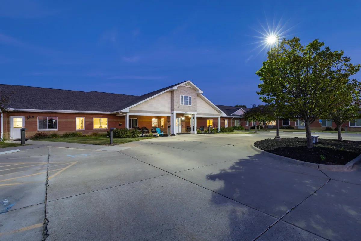 https://www.jaybirdseniorliving35.net/wp-content/uploads/2023/12/Courtyard_Estates_at_Hawthorne_Crossing_25_1200.webp