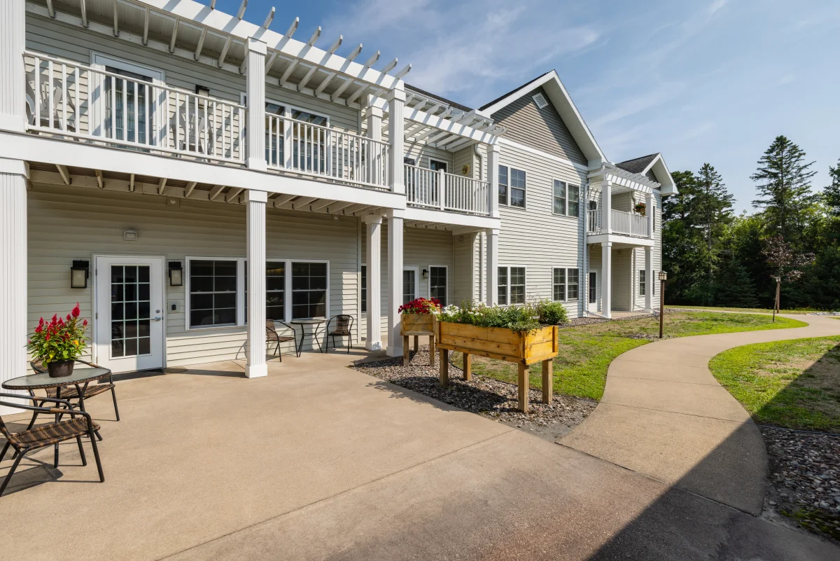 https://www.jaybirdseniorliving35.net/wp-content/uploads/2023/12/Milestone_Senior_Living_Woodruff_04_1200.webp