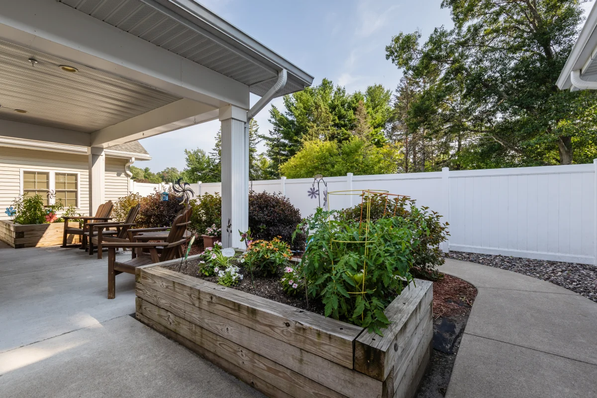 https://www.jaybirdseniorliving35.net/wp-content/uploads/2023/12/Milestone_Senior_Living_Woodruff_12_1200.webp