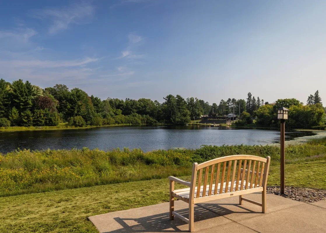 https://www.jaybirdseniorliving35.net/wp-content/uploads/2023/12/Milestone_Senior_Living_Woodruff_18_1200-e1703704038902.webp